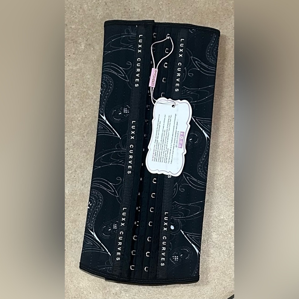 Brand New Luxx Curves Black Waist Trainer size 3XL, long torso, black paisley
